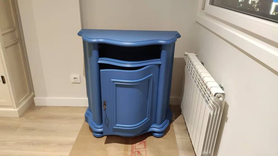 Buhardilla con techos inclinados recién pintada