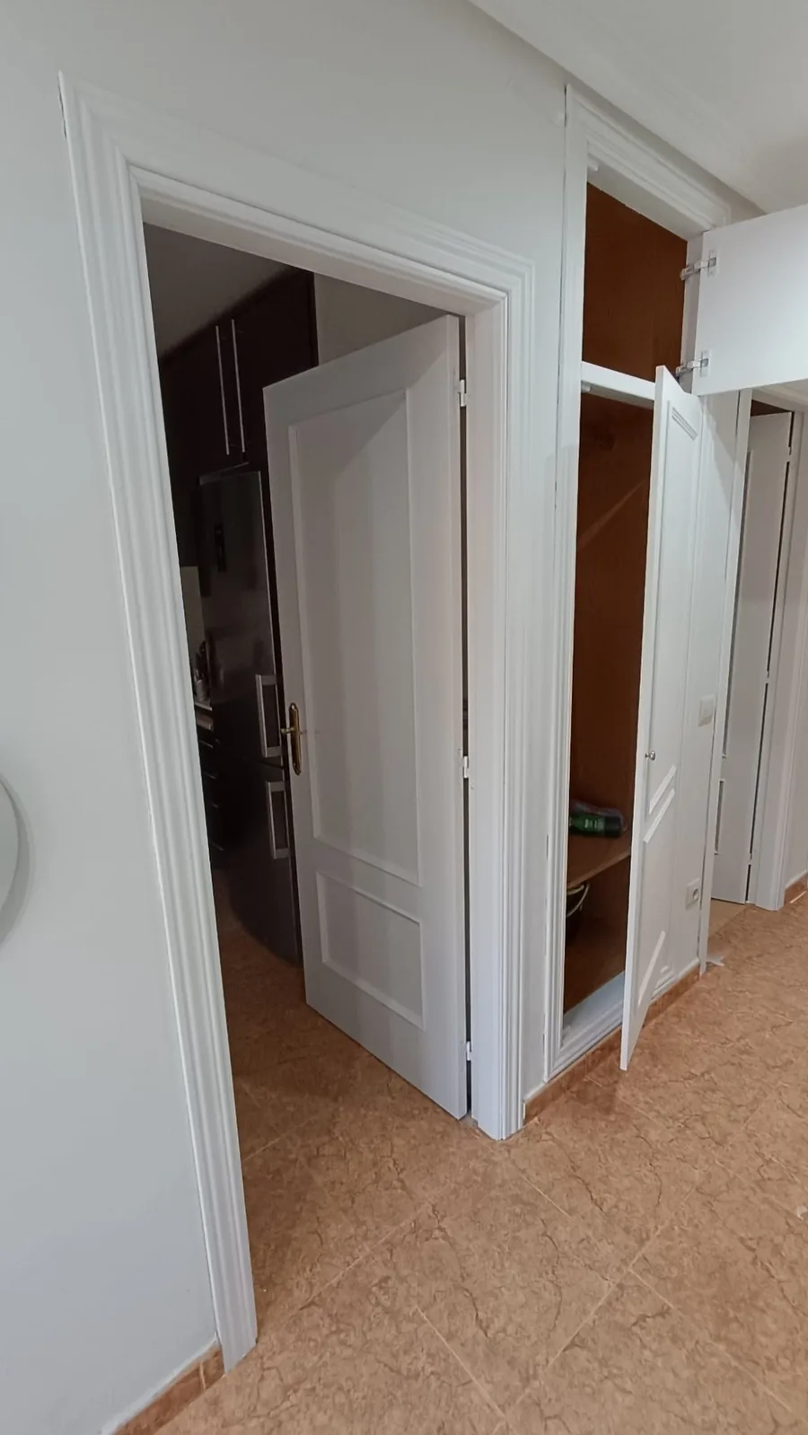 Armario empotrado y puertas lacadas en blanco en Collado Villalba