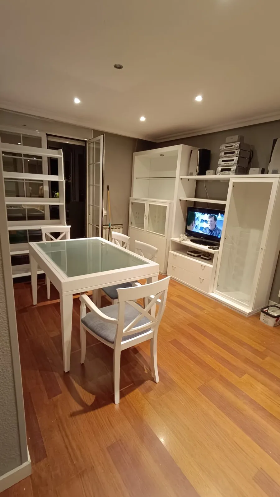 lacado comedor completo mesa sillas blanco en El Plantío