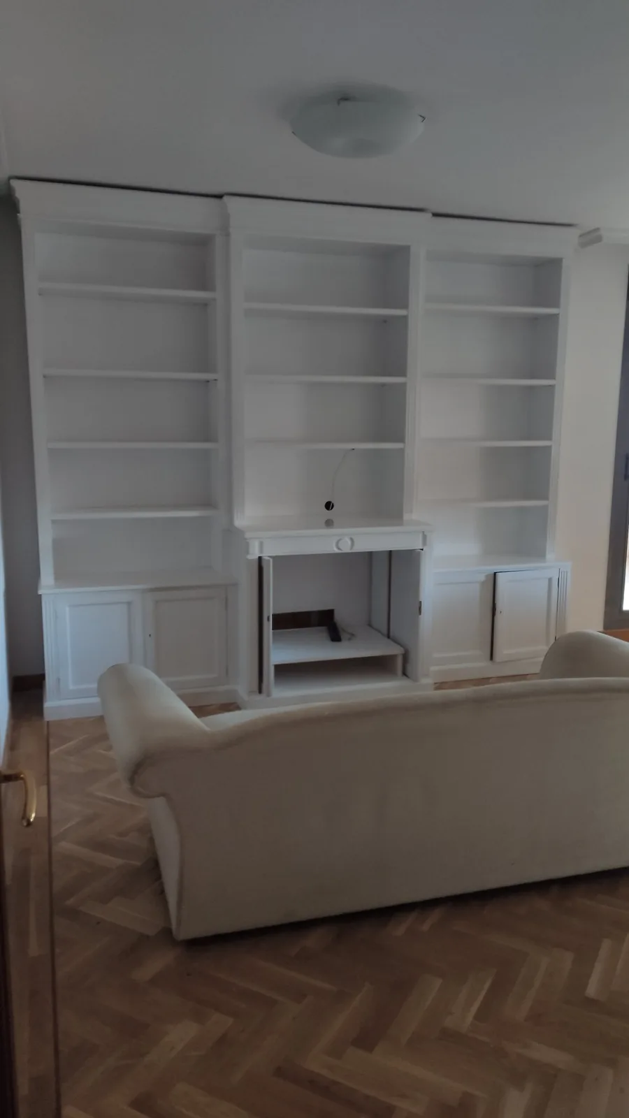 Librería con chimenea y módulos lacada en blanco en Galapagar