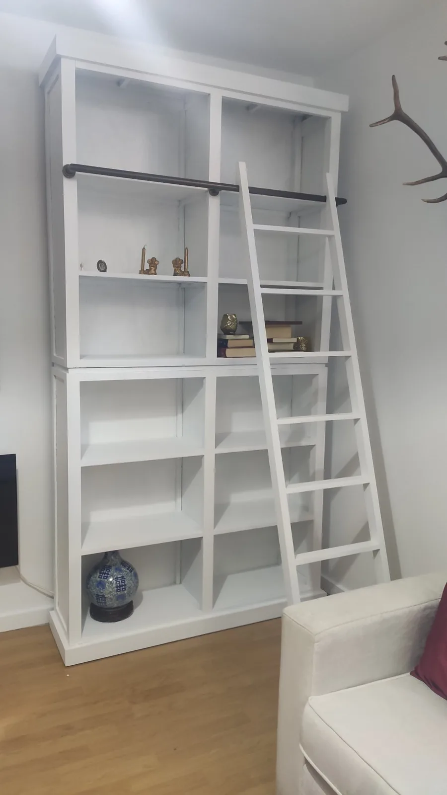 Librería con escalera deslizante lacada en blanco en Moralzarzal