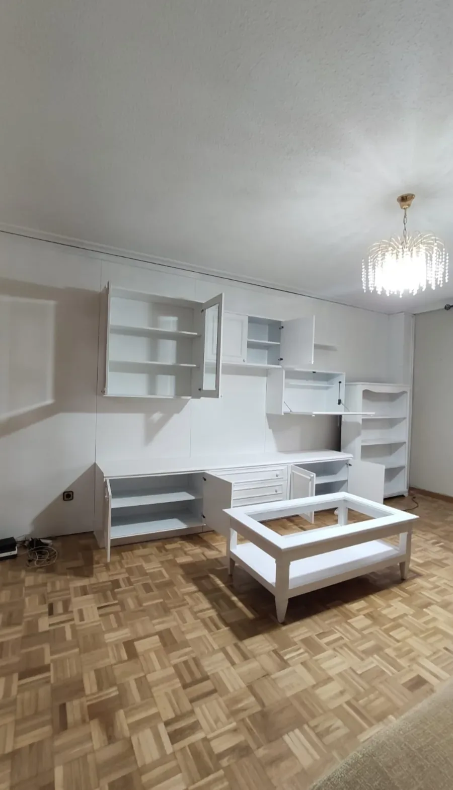 Mueble de salón modular lacado en blanco en Somosaguas