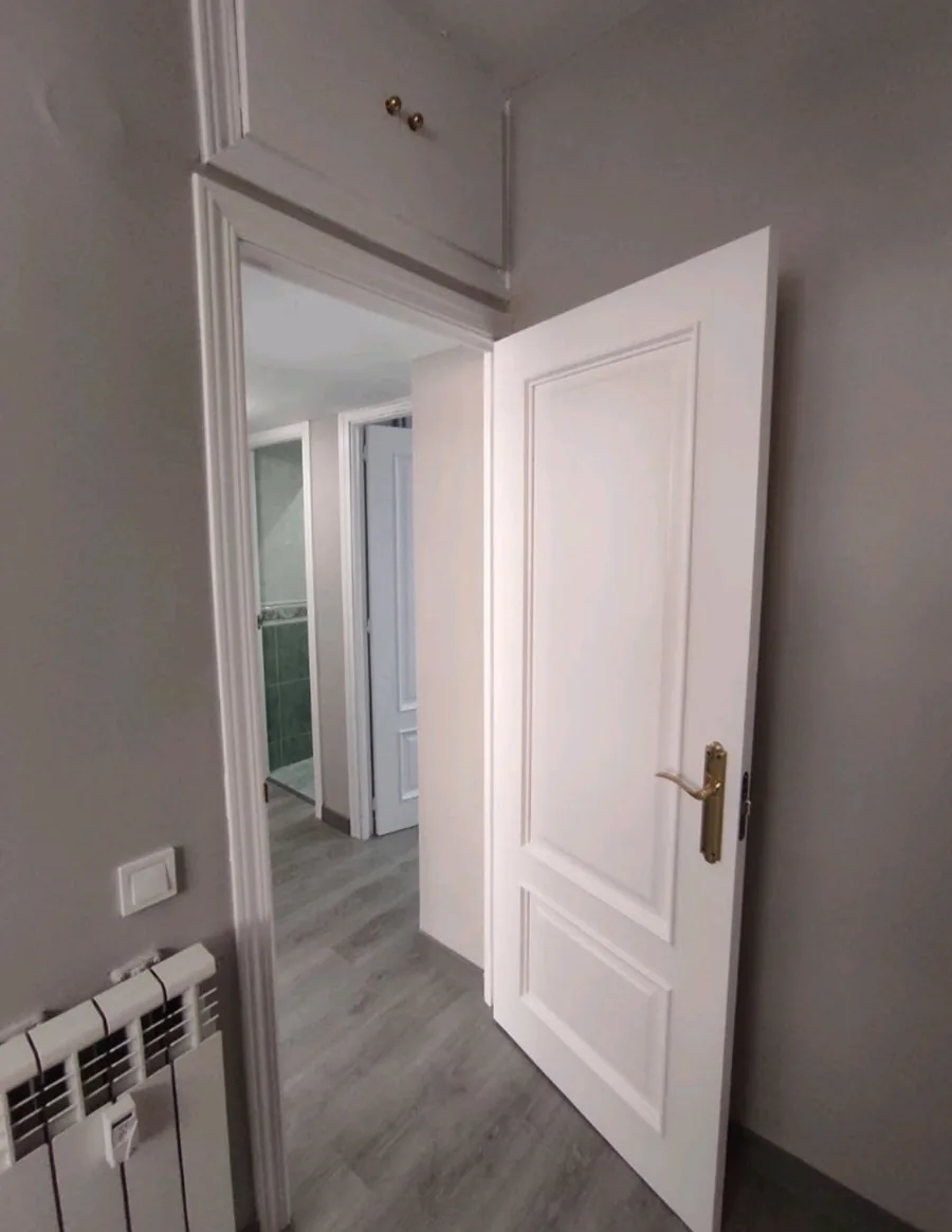 lacado puerta blanca pasillo en La Navata