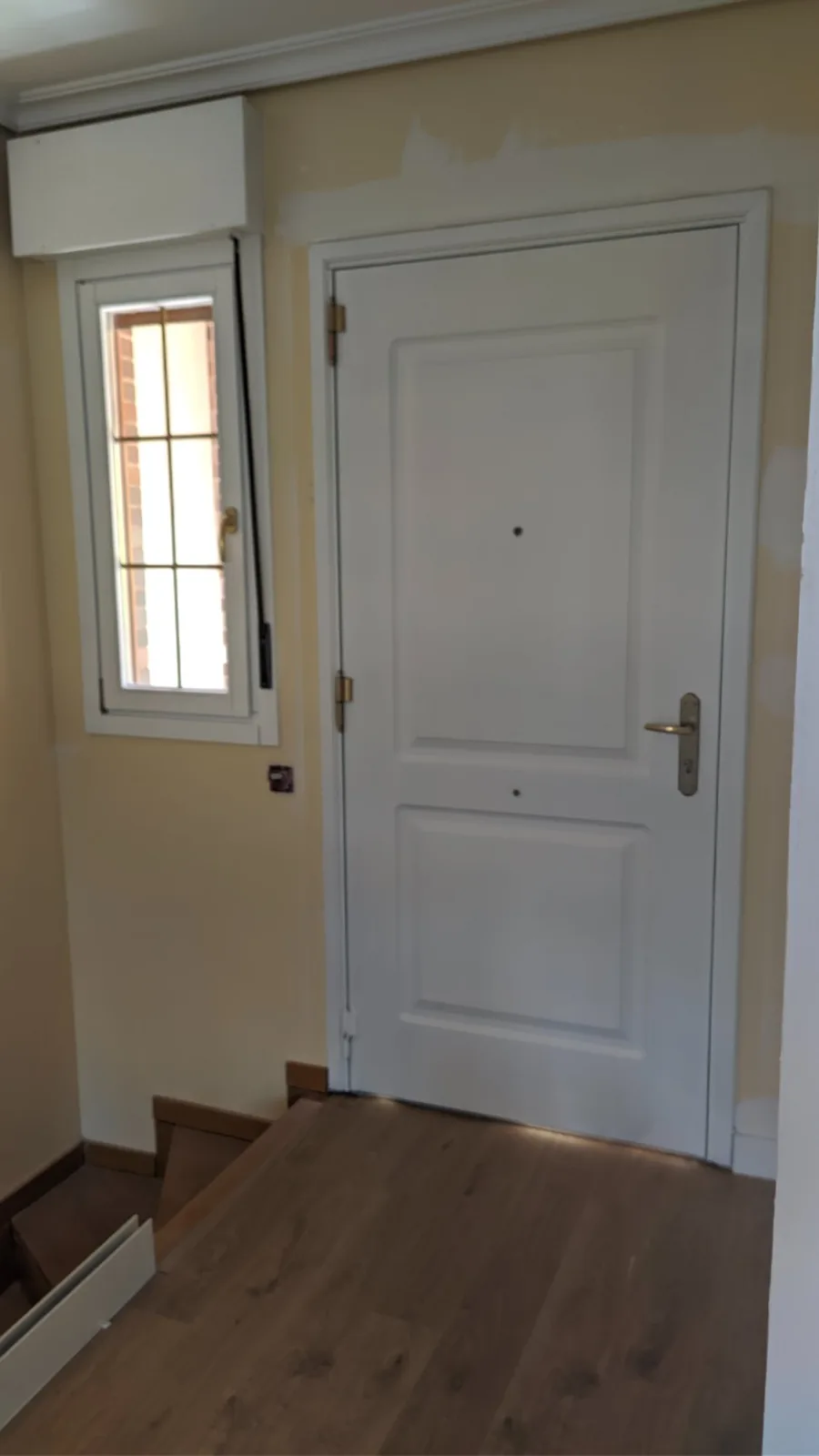 lacado puerta entrada blanca en Pozuelo de Alarcón