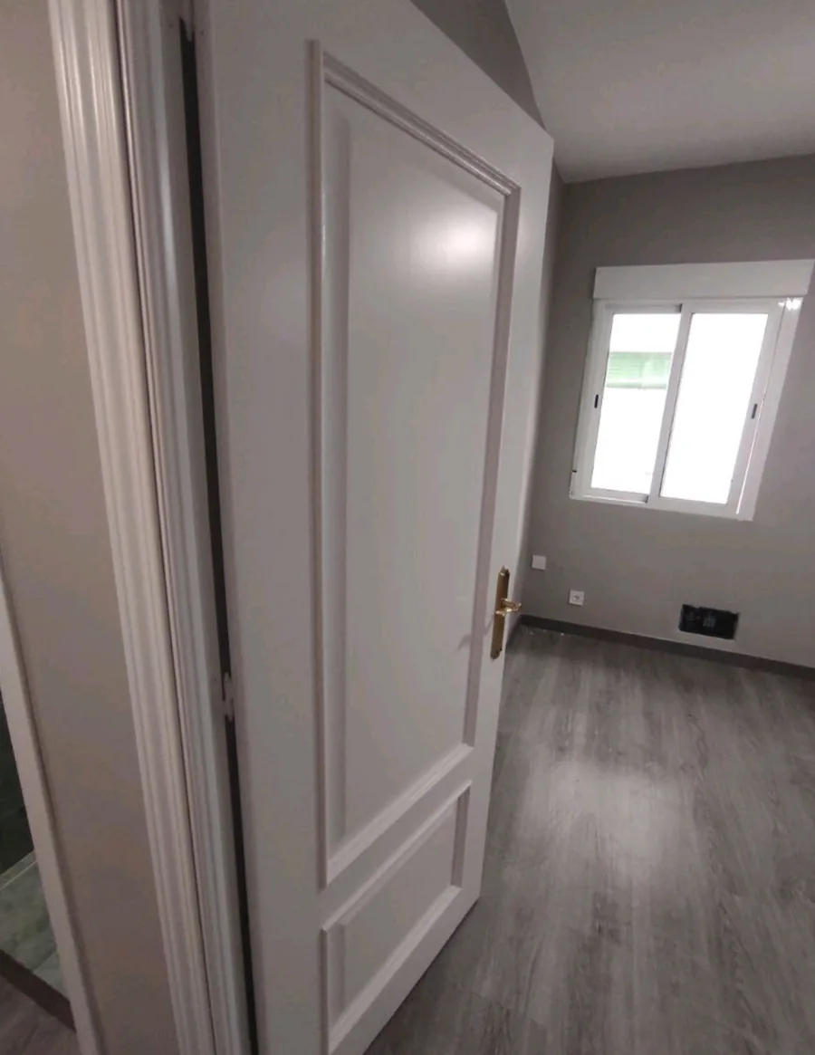 Puerta lacada en blanco satinado en Alpedrete