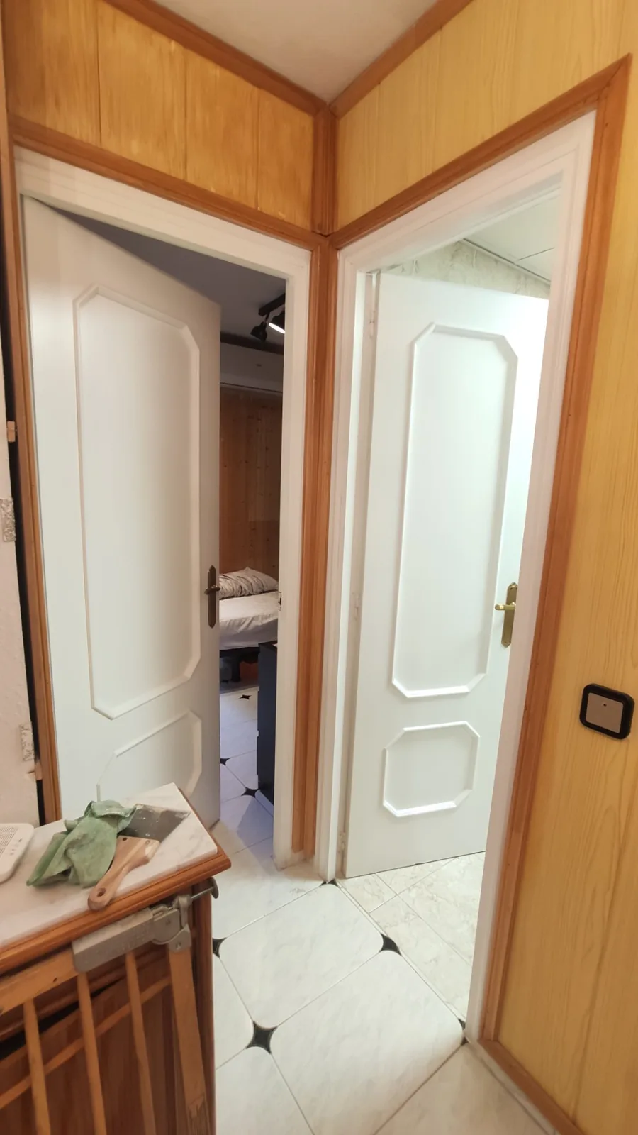 Puertas clásicas con molduras lacadas en blanco en Galapagar