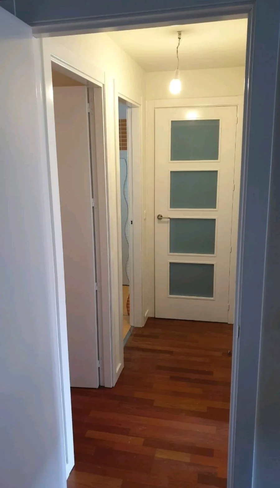 Puertas lacadas en blanco con cristal esmerilado en Torrelodones