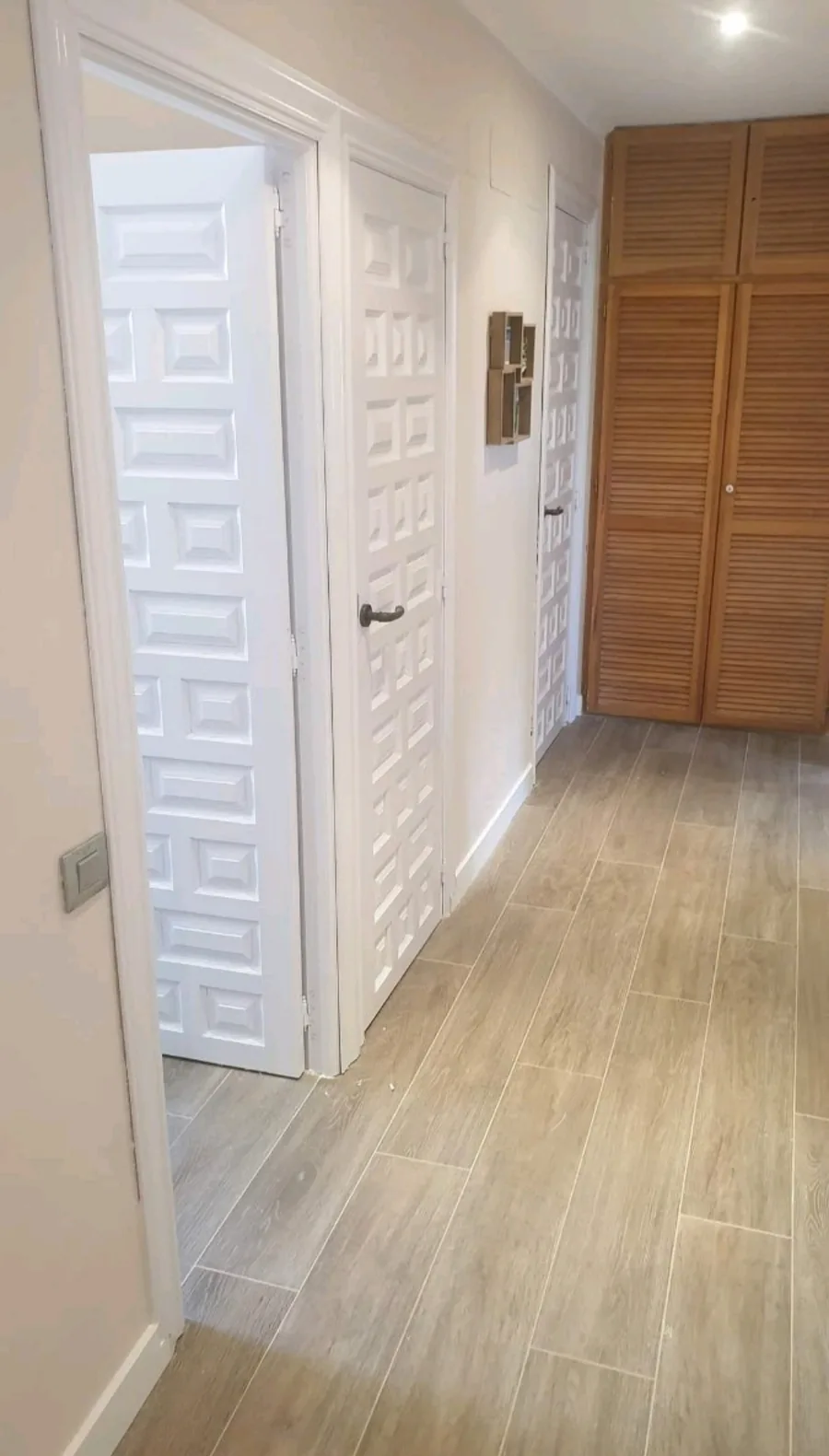 Puertas con molduras lacadas en blanco en Moralzarzal