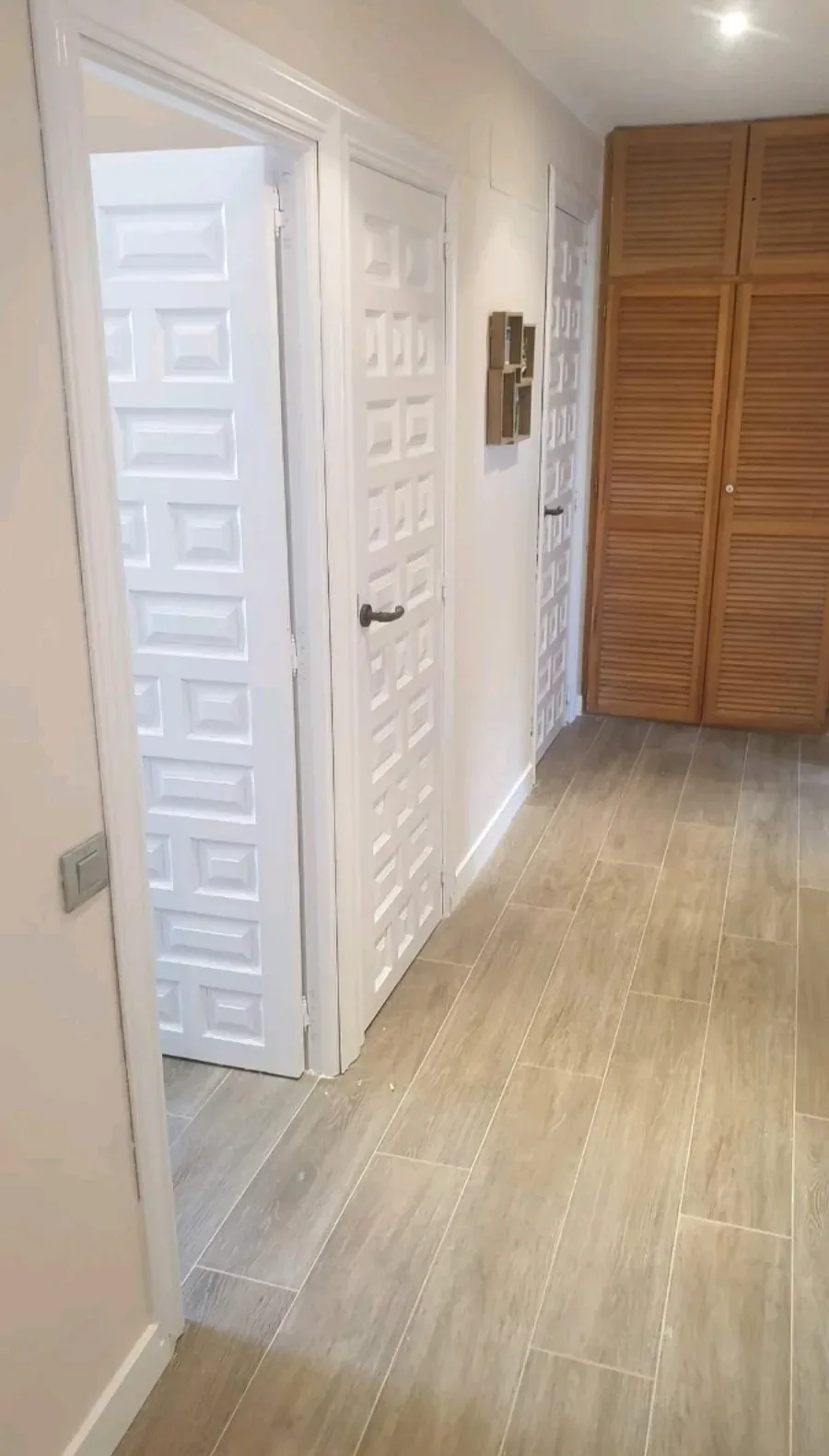 Puertas con molduras lacadas en blanco en Villanueva del Pardillo