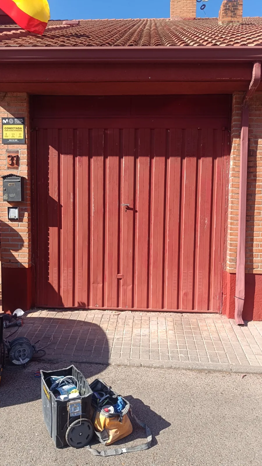 Antes: puerta con graffiti — Valdemarín