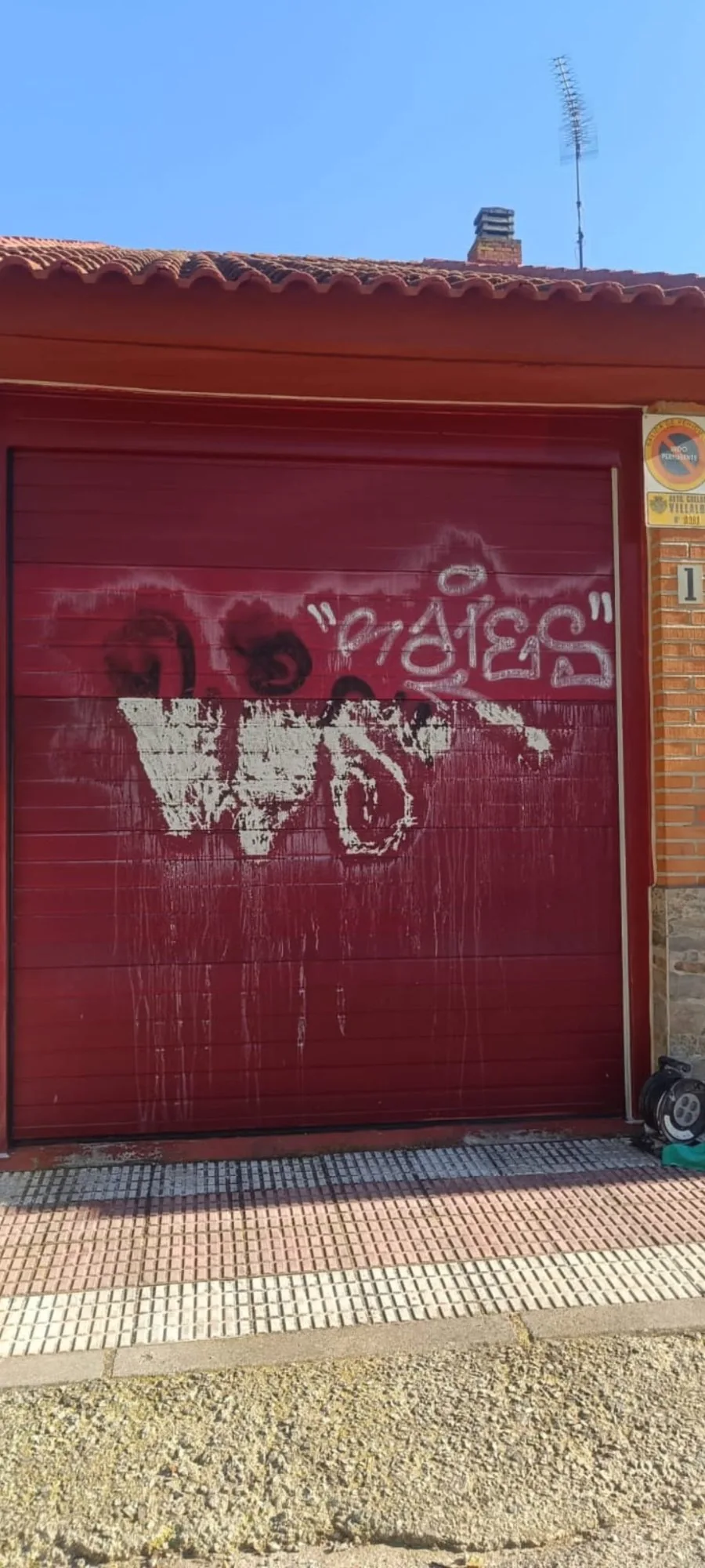 Antes: puerta enrollable oxidada — pintura garaje Colmenarejo