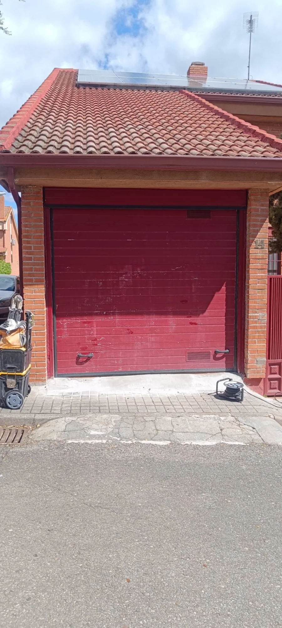 Antes: puerta abatible oxidada — Galapagar