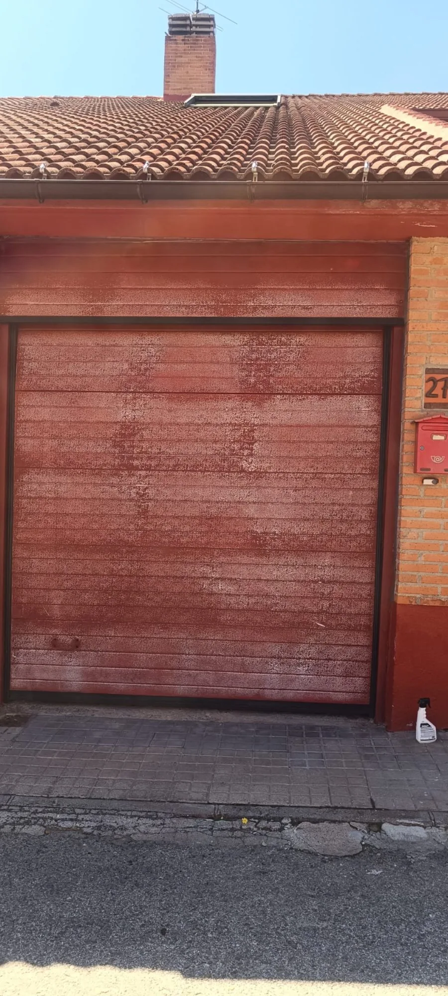 Antes: puerta seccional deteriorada — Alpedrete