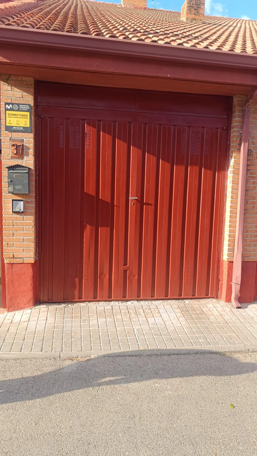Después: puerta restaurada sin graffiti — Valdemarín