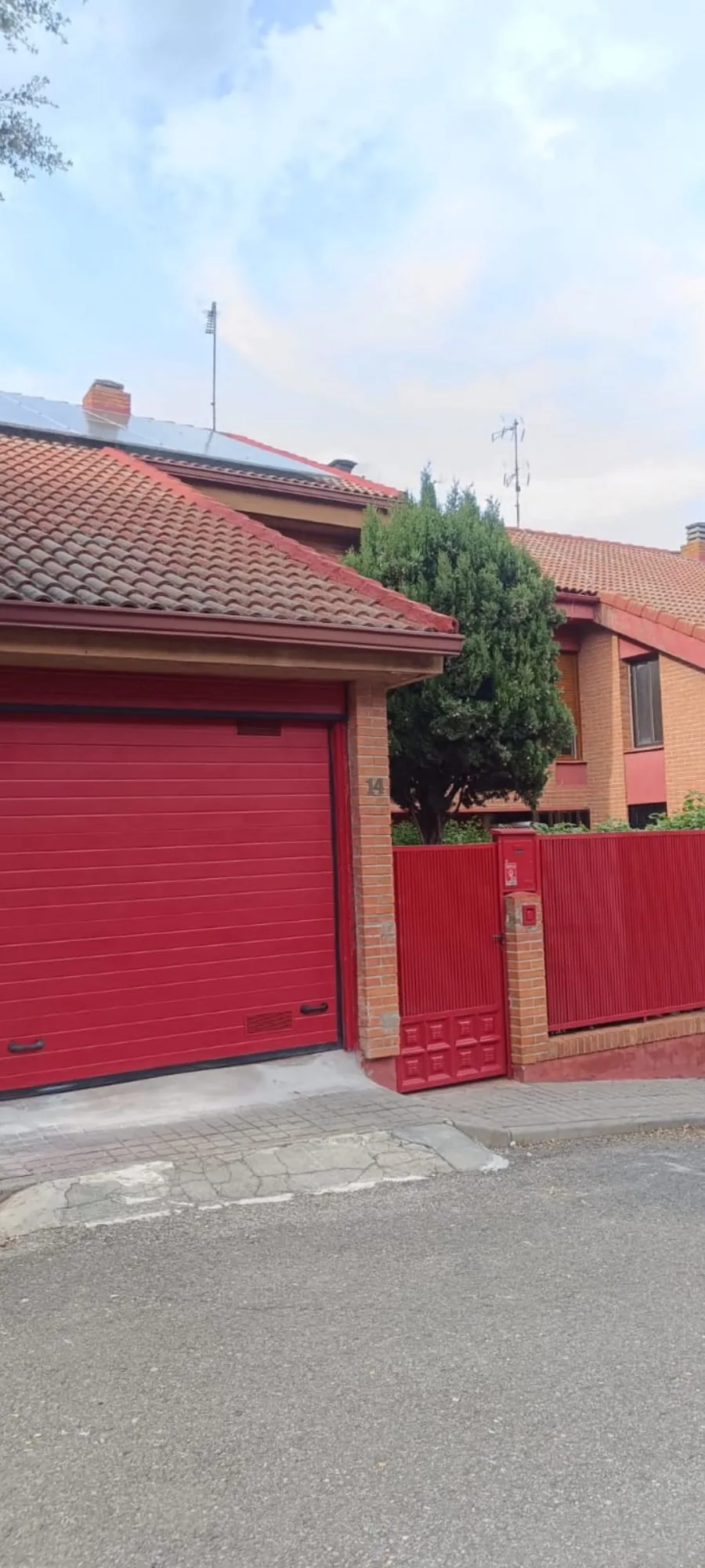 Después: puerta abatible restaurada — Valdemarín