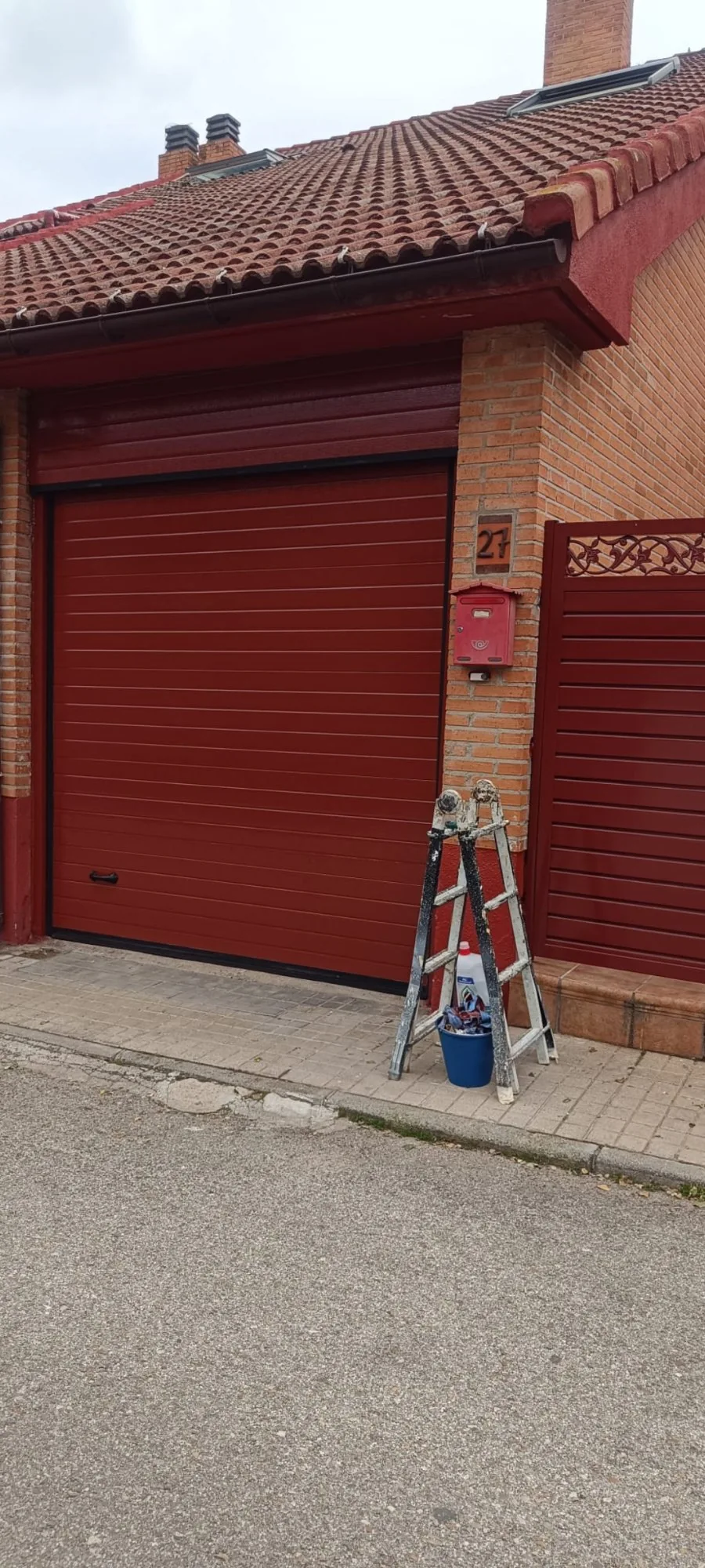 Después: puerta seccional renovada — Moralzarzal